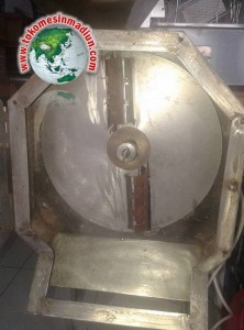 mesin pengiris tampak dari depan
